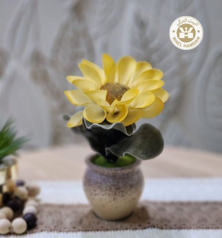 فازة مع ورد صناعي